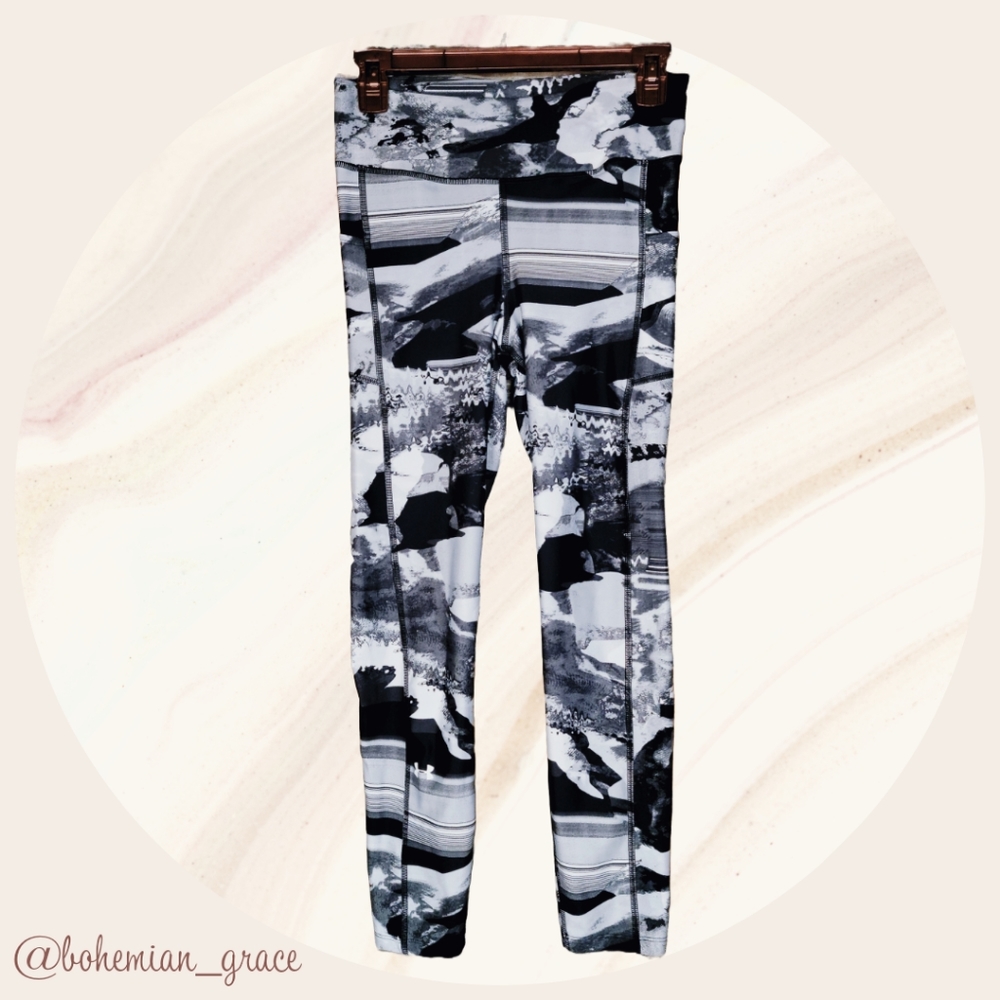 🕊️Under Armour Abstract Compression Leggings size Medium *Like New*